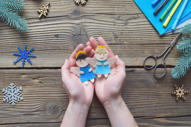 亲手用毛毡制作手工圣诞天使。儿童DIY的概念。圣诞树装饰，礼物，玩具或贺卡。步骤4。完成的玩具。图片下载