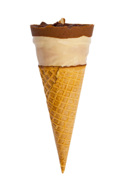 白色背景上孤立的冰淇淋蛋卷图片下载