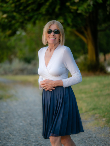 俏皮的白人适合妇女表达积极的河在黄昏在夏天图片下载