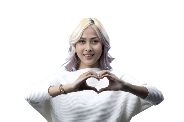 女人微笑在爱显示心形符号和形状孤立在白色背景。图片下载