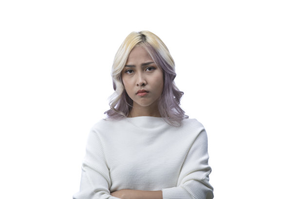 年轻的亚洲女性困惑不安地孤立地站在白色背景上。图片下载