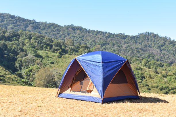 游客喜欢在泰国清迈的湄苴国家公园露营过夜。图片下载