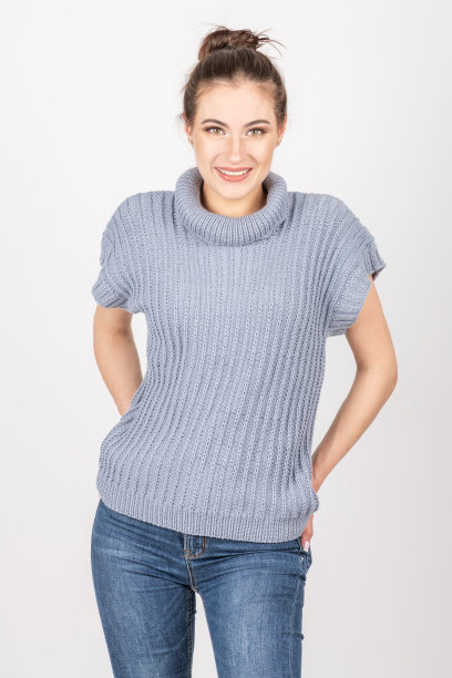 美丽的女人蓝色毛衣没有袖子和蓝色牛仔裤图片下载