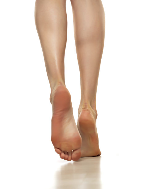 苗条美丽的女性光脚后视图在一个白色的背景图片下载