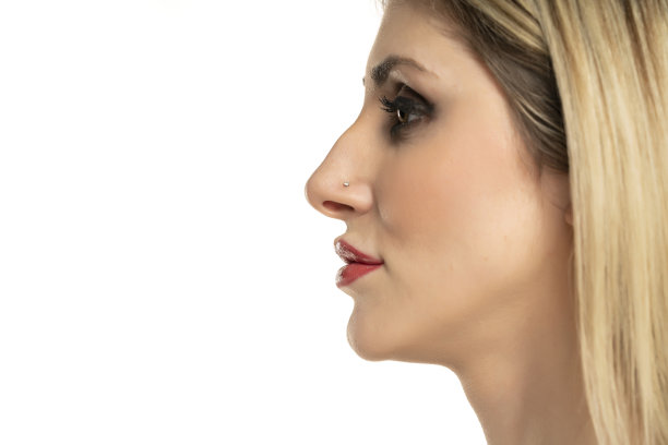 白色背景上一个驼背鼻子的年轻女子的头像图片下载