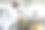 非洲裔美国专业厨师长采摘新鲜的绿色草本植物，提高美食的口感图片下载