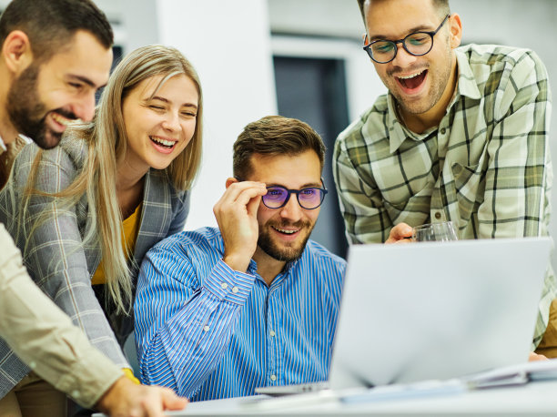 年轻人商务会议办公室团队团队白板演示研讨会女性企业家创业创意培训肖像商人图片下载