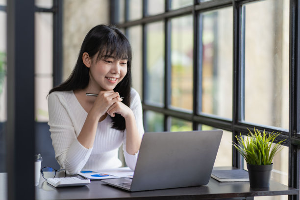 亚洲可爱女孩会计在线会议与笔记本电脑在家里图片下载