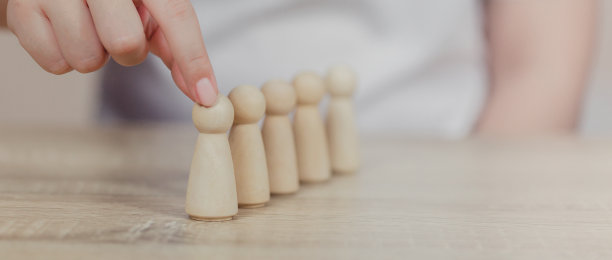 女性资源管理与招聘的经营理念——以领导(CEO)为代表的完整团队的象征图片下载