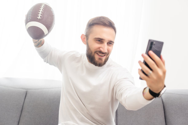 赌徒通过他的智能手机。图片下载