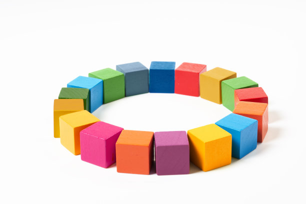 白色背景彩色木制立方体图片下载