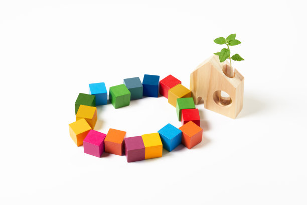 白色背景上的木屋和木制立方体图片下载