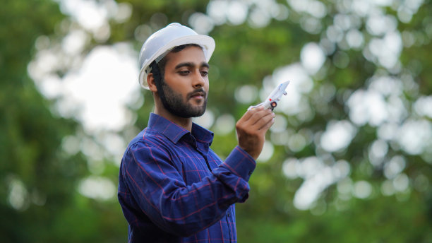 工程师手里拿着飞机图片下载