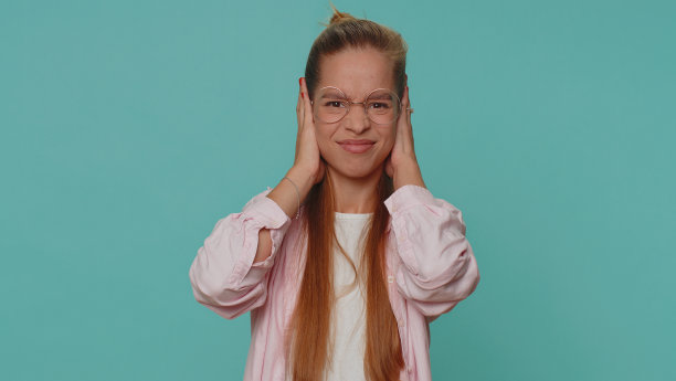 沮丧烦躁的女孩捂着耳朵，示意不，避开建议，忽略噪音和大声的声音图片下载