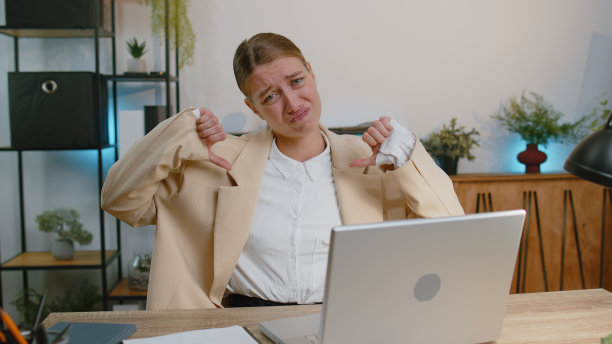 沮丧的女商人在办公室表现出拇指向下，不喜欢糟糕的工作，不赞成不满意的反馈图片下载