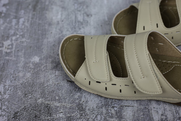 米色女性皮革人字拖图片下载