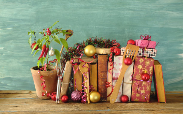 烹饪书作为圣诞礼物，烹饪，烹饪，美食，阅读，文学，圣诞节，节日的概念。节日装饰和烹饪工具图片下载