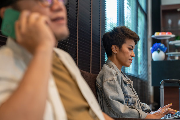 在机场私人休息室等候登机时间的人群图片下载