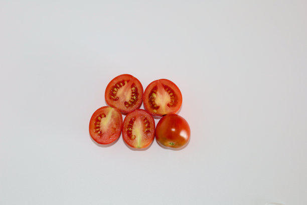 白色背景上的红色西红柿-主题照片的特写。成熟多汁的红番茄，可以煮或吃-图片在白色背景图片下载