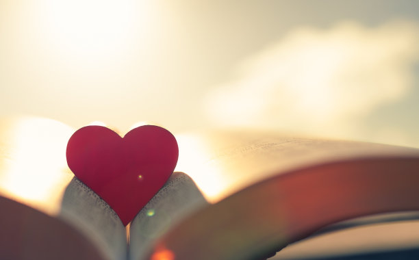 红心摘开书。爱情，还有宗教观念。图片下载