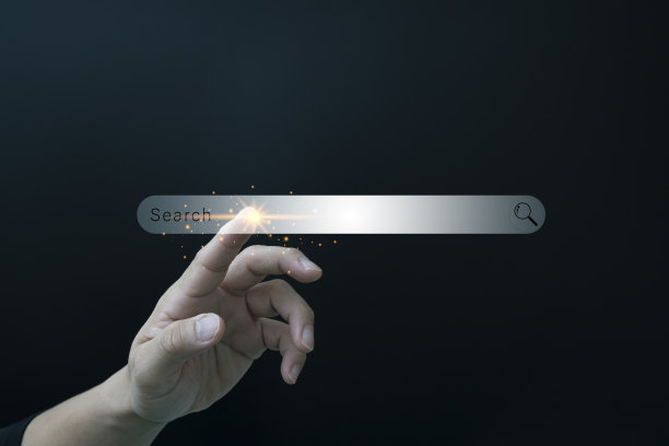 数据搜索技术搜索引擎优化。人的手指触碰寻找信息。图片下载
