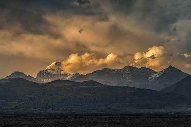 冈仁波齐山的日落图片下载