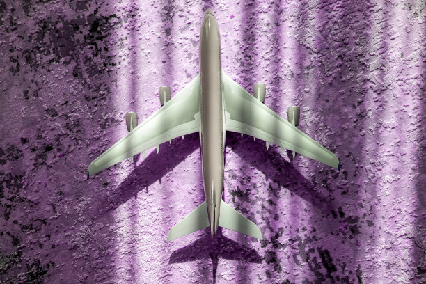 创意效果与阳光光束，飞机飞机玩具上的紫色背景与线条，旅行的概念图片下载