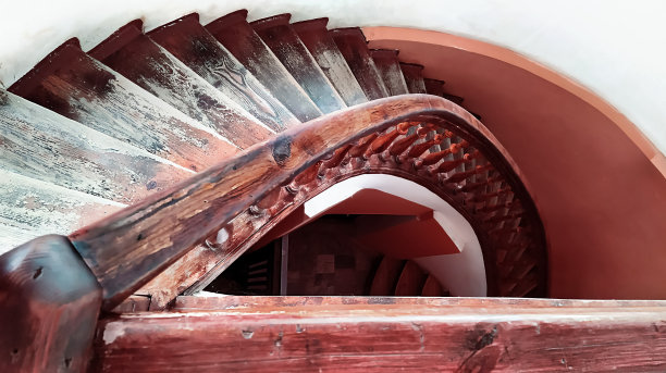 老红木旋转楼梯，俯视图。图片下载