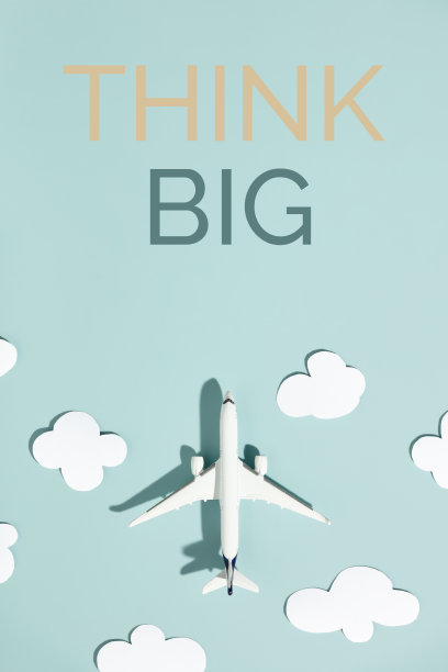 想象在彩色背景上的大型微型玩具飞机和纸云图片下载