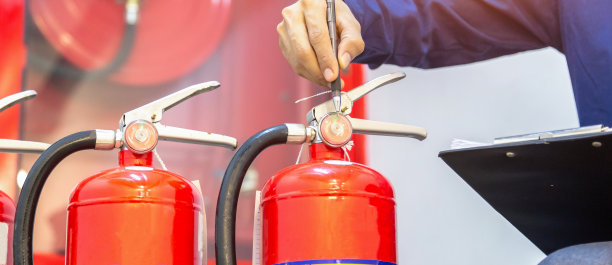 工程师检查工业消防系统，火警控制器，火警通知器，防火警。系统已准备好，一旦发生火灾。图片下载