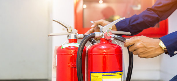 工程师检查工业消防系统，火警控制器，火警通知器，防火警。系统已准备好，一旦发生火灾。图片下载