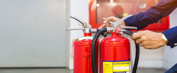 工程师检查工业消防系统，火警控制器，火警通知器，防火警。系统已准备好，一旦发生火灾。图片下载