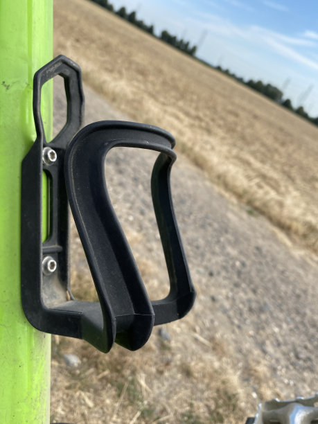 一辆绿色山地车的零件在砾石路前图片下载