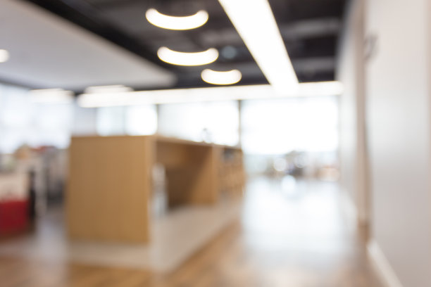 现代办公室内走廊的散焦效应图片下载