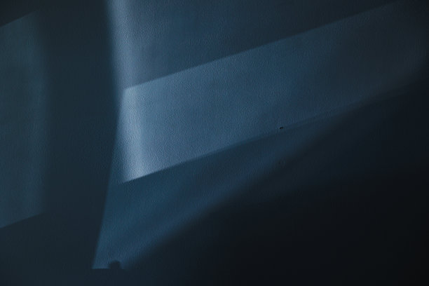 蓝色的光在墙上玩耍图片下载