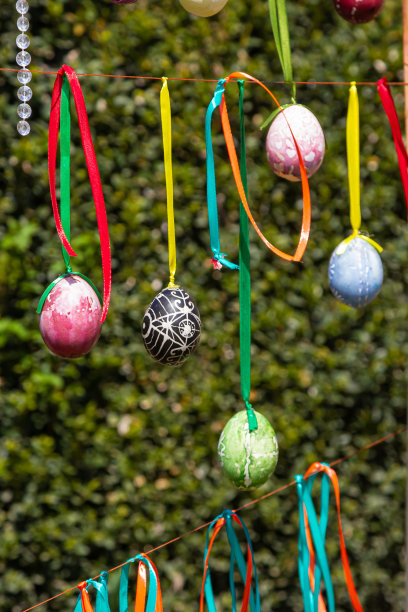 彩蛋挂在复活节的树枝上。重点是孩子们手绘的黄色彩蛋。图片下载