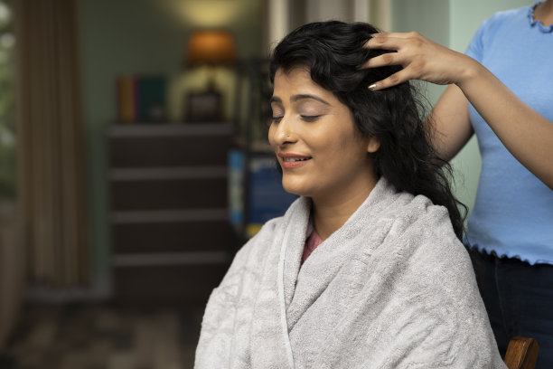 女人在家做头发按摩，库存照片图片下载