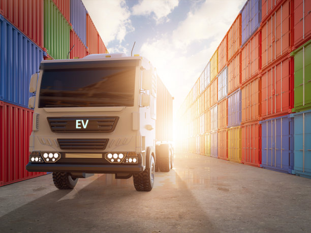 集装箱码头的电动物流拖车或电动汽车卡车图片下载