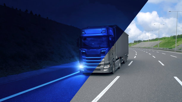 日夜在路上行驶的卡车图片下载