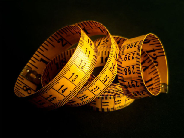 4 k分辨率的照片。缝纫机。卷尺。旧的缝纫机。古董缝纫机。古老的缝纫机图片下载