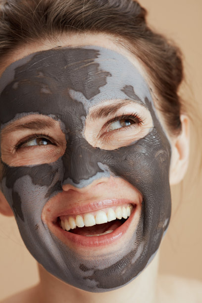 带着化妆面具微笑的现代女性图片下载