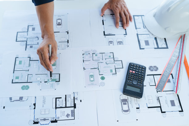 特写，建筑师团队正在头脑风暴，设计和绘制建筑的结构。图片下载