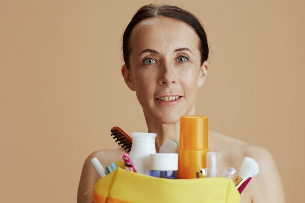 在米色背景上孤立的快乐现代女性肖像图片下载