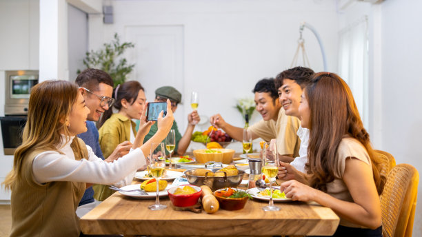 一群亚洲男人和女人在家里聚会庆祝和聚餐。图片下载