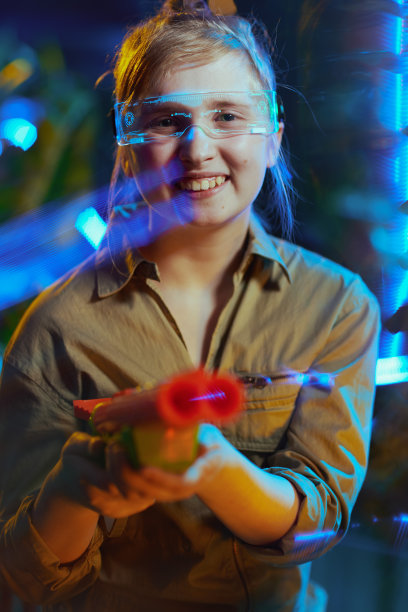 快乐时尚的女孩与玩具枪在元宇宙图片下载