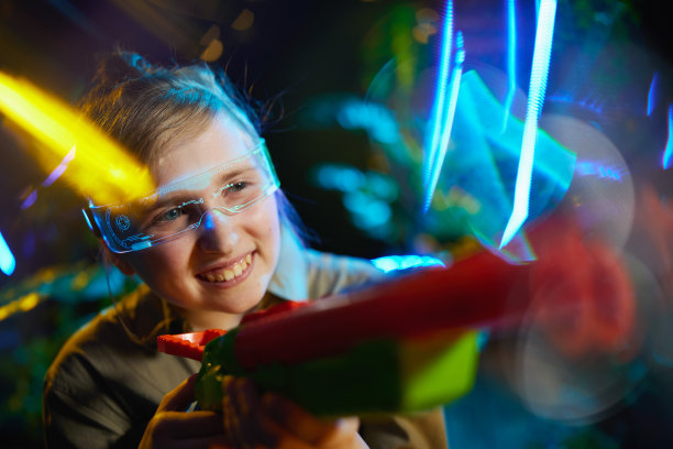 快乐时尚的孩子与玩具枪在虚拟现实图片下载