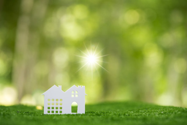 环境友好型房地产。绿色自然生态草地上的小型模型房屋。可持续节能住宅设计与售租经营理念图片下载