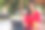一位年轻女子在咖啡馆用笔记本电脑工作图片下载