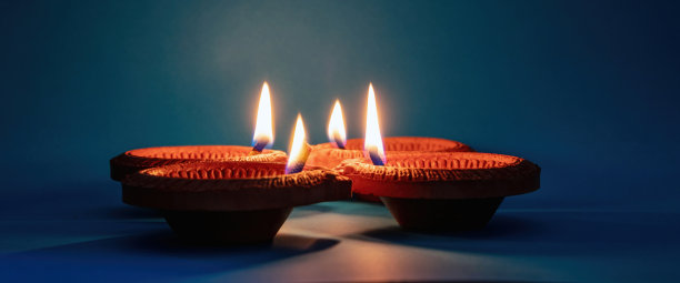 排灯节，印度的排灯节。蓝色背景上的Diya灯图片下载