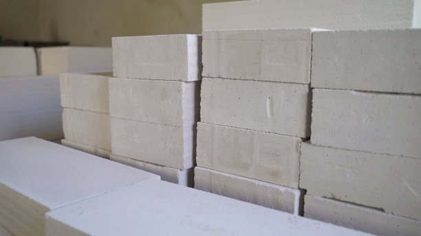 用来做隔墙的白色薄积木。角落铺设分区气硅酸盐砌块。施工现场的石膏块。用于建造隔墙的轻质建筑材料。图片下载